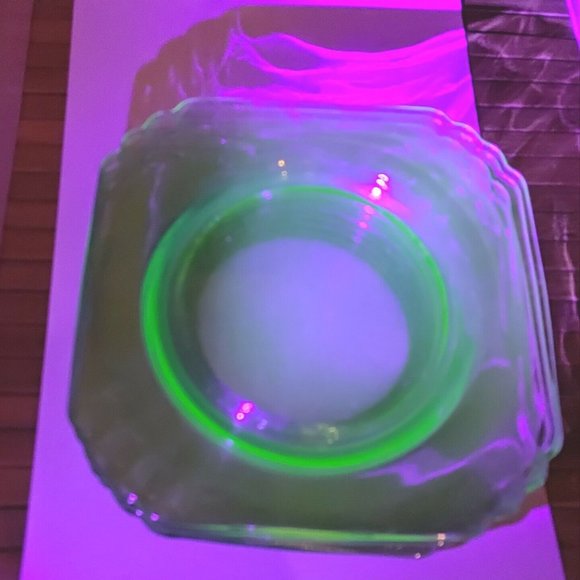 Vintage Green Depression Uranium Vaseline Glass 7x1/2" Plate Rounded Corners - Picture 8 of 10